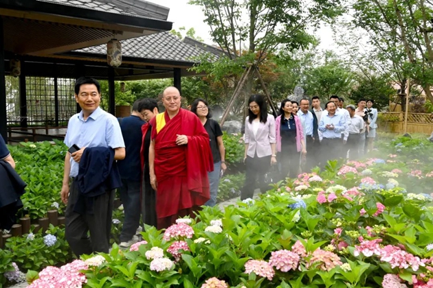 考察組在世園會國際園藝展區(qū)考察。記者 姜寒冬 攝.jpg11.jpg